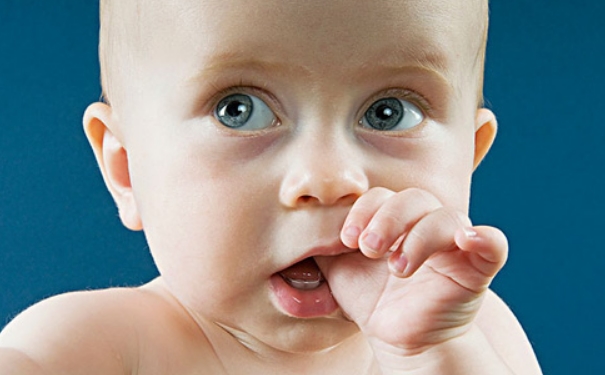 宝宝出牙晚上会哭闹吗？宝宝长牙晚上睡不好怎么办？(1)