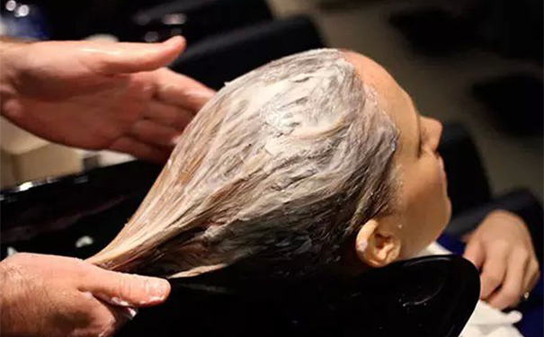 烫发的禁忌有哪些？烫头发的注意事项有哪些？(1)