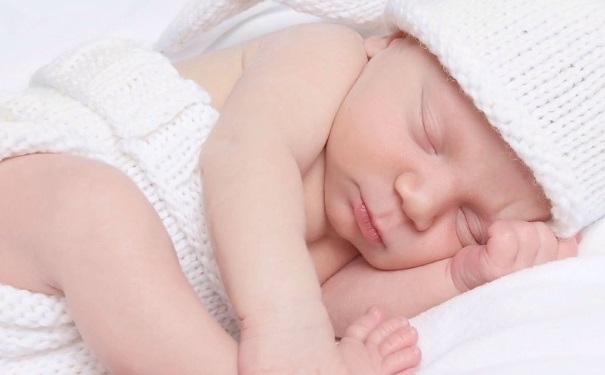 宝宝晚上睡觉不踏实怎么回事？婴儿睡觉不踏实怎么办？(1)