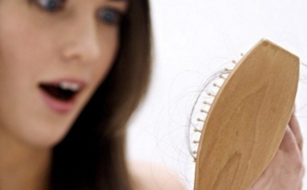 为什么会脱发？脱发原因及解决办法[图]