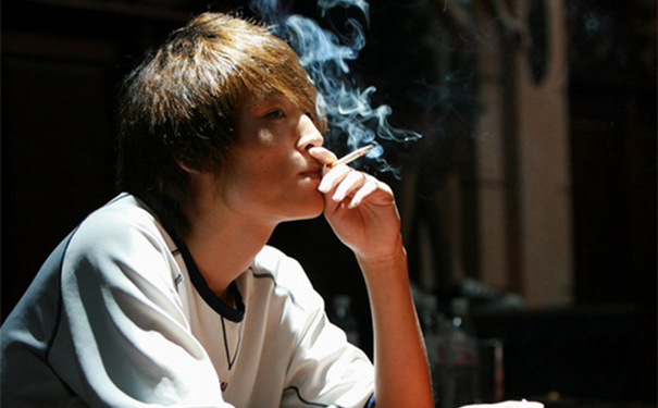 边抽烟边喝酒的坏处 边喝酒边抽烟的坏处[图]