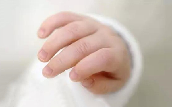 宝宝指甲上有白点是怎么回事？宝宝指甲上有白点是什么原因？(1)