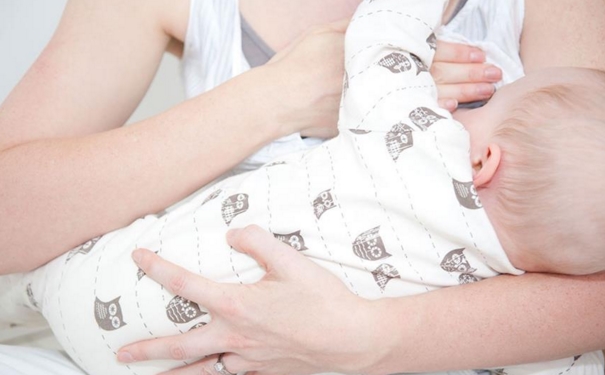 两个月宝宝一天吃几次母乳？两个月宝宝一天吃几次奶粉？(1)