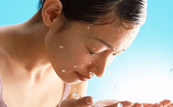 用盐水洗脸有什么好处？盐水洗脸好处有哪些？(1)