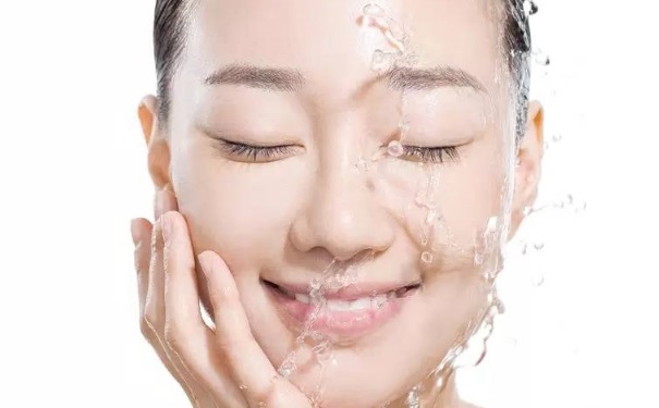 皮肤干燥如何补水？皮肤干燥脱皮怎么办？(1)