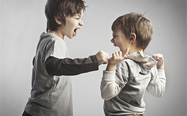 孩子爱打人怎么教育？孩子爱打人的原因(1)