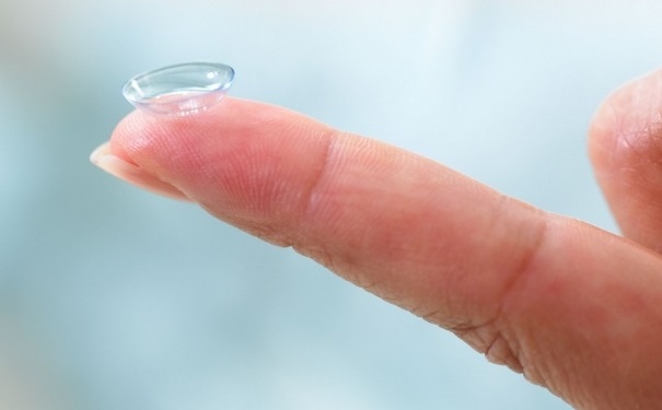 戴隐形眼镜的危害有哪些？隐形眼镜的危害[图]