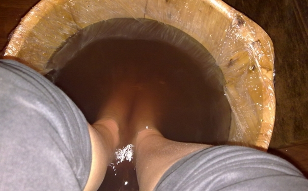 姜汤泡脚的功效与作用？姜汤泡脚有什么好处？(1)
