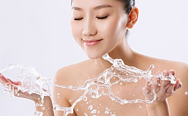 脸上长痘痘了怎么调理？脸上长痘痘了怎么排毒？(1)