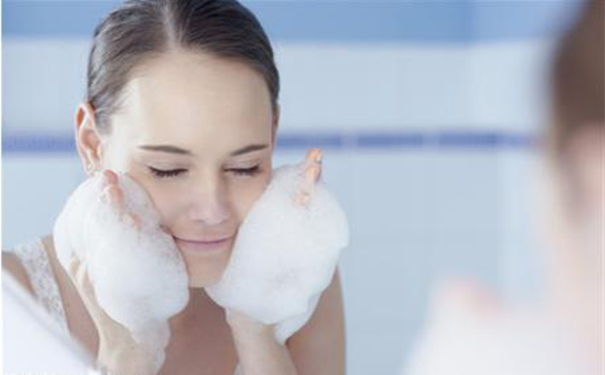 睡前洗脸有什么好处？睡前洗脸的好处[图]