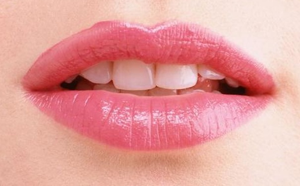 嘴唇干裂是什么原因导致的？嘴唇干裂是怎么回事？(1)