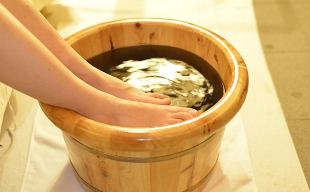 女性泡腿的好处有哪些？女性泡脚有哪些好处？(1)