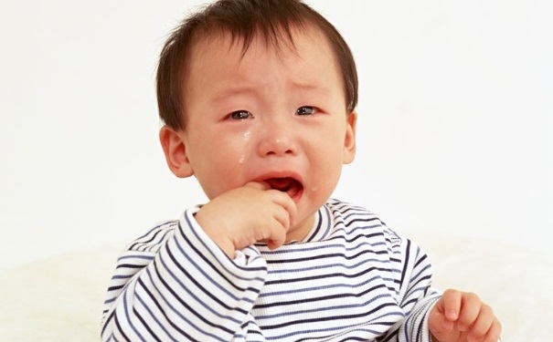 婴儿晚上哭闹是什么原因？宝宝晚上哭闹是怎么回事？(1)