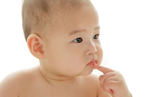 宝宝舔嘴唇怎么办？宝宝老是舔嘴唇怎么办？(1)