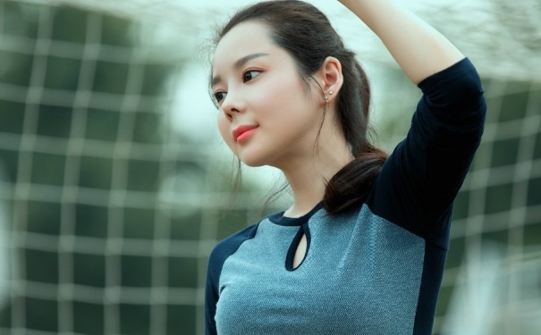 丰胸操如何做？简单的丰胸操(1)