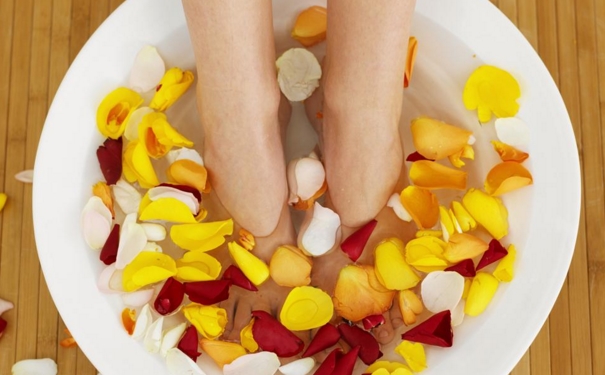 热水泡脚的好处和坏处？用热水泡脚有什么好处和坏处？(1)