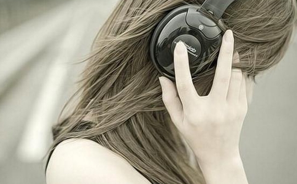 长时间戴耳机的危害 长时间戴耳机耳朵痛(1)