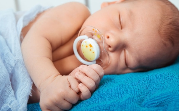 新生儿多长时间喂一次奶？新生儿喂母乳间隔时间是多久？(1)