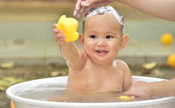 婴儿洗澡水温多少合适？婴儿洗澡水温在什么范围？(1)