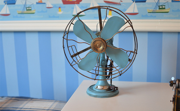 吹风扇好还是空调好？夏天吹空调还是吹风扇好？[图]