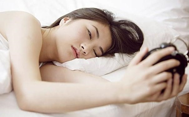 晚上挨饿睡觉有什么危害？饿肚子睡觉会变笨是真的吗？(1)