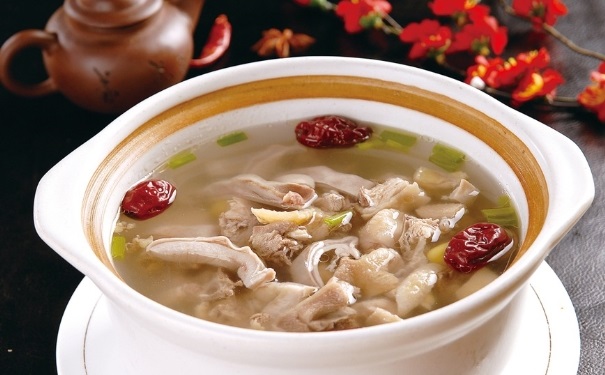 鸡油菌炖母鸡怎么做的呢？鸡油菌炖母鸡有什么食用功效？(1)