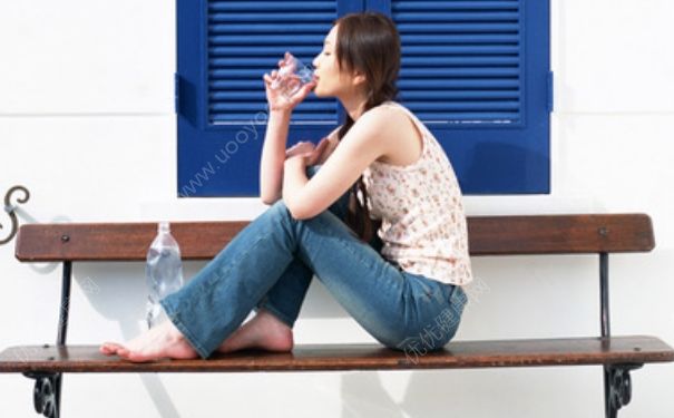 女生来月经肚子疼怎么办？女生来月经吃什么好？(1)