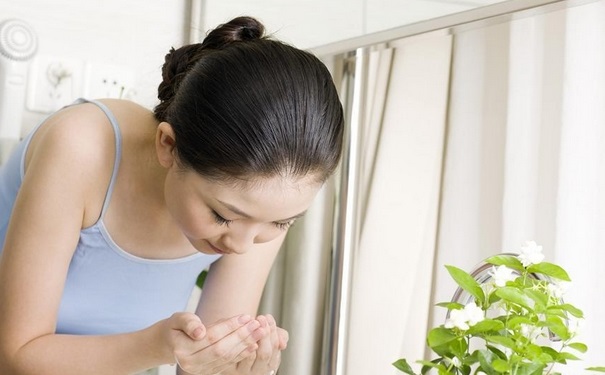 冷水洗脸还是温水洗脸好？水温多少洗脸合适呢？(1)