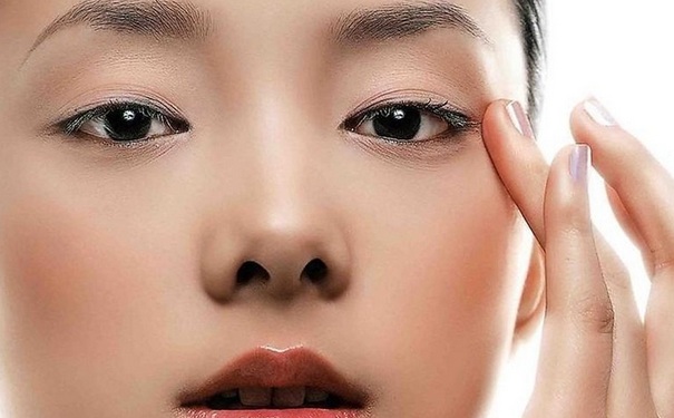 眼皮上长小疙瘩是怎么回事？眼皮上为什么会长小疙瘩？(1)