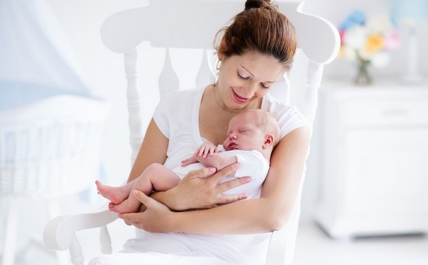 母乳不足宝宝不吃奶粉怎么办？母乳不足怎么办？(1)