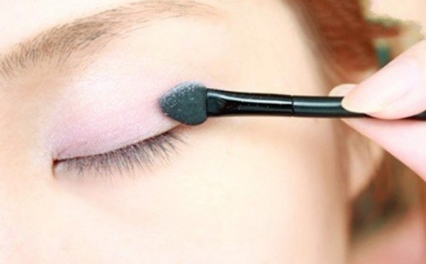 蜜桃粉色眼妆怎么化？蜜桃粉色眼妆教程教(1)
