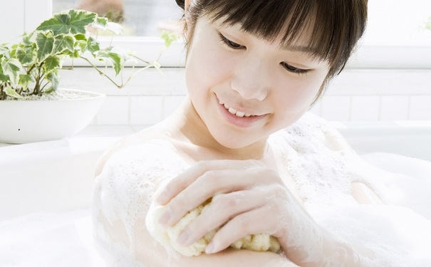 夏天洗澡后身上痒是怎么回事？夏天洗完澡后为什么会痒？(1)