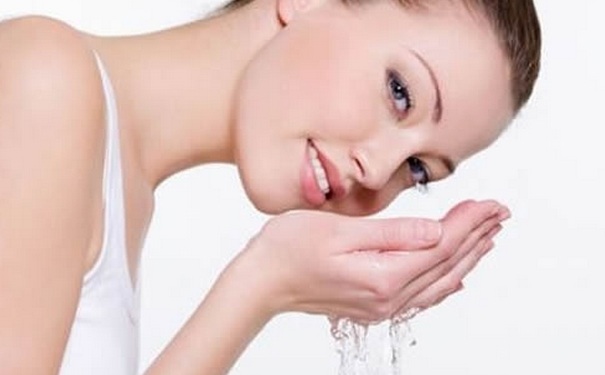 夏天洗脸的正确方法有哪些？夏季洗脸有哪些正确方法？(1)