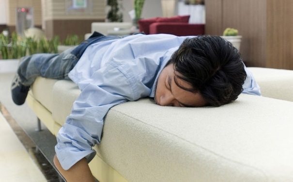 男人趴着睡觉有什么坏处？男人趴着睡有什么影响？(1)