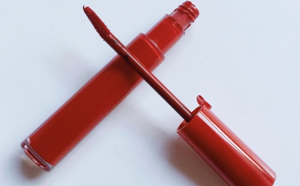 阿玛尼红管唇釉怎么用？阿玛尼红管唇釉使用方法(1)