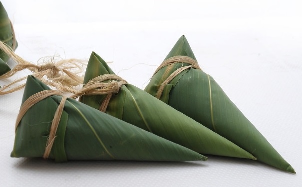 怎样煮粽子粽叶还是绿色的？市面上粽子叶是绿色的正常吗？(1)