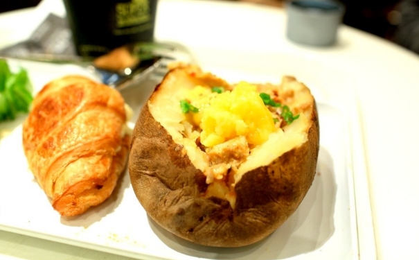 什么食物不熟会中毒？哪些食物没煮熟不能吃？(1)