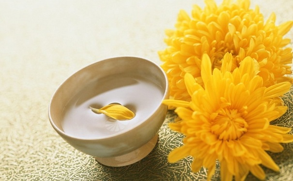 菊花茶和冰糖可以同饮吗？冰糖菊花茶水有什么功效？(1)