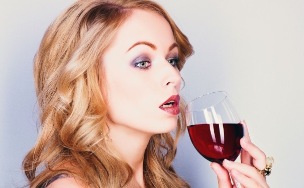 女性喝红酒好吗？女性喝红酒的功效(1)