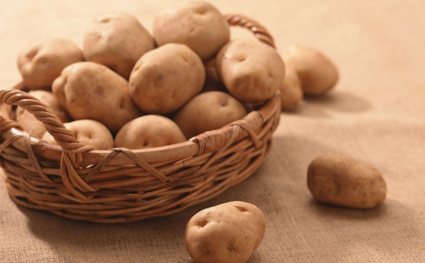 眼睛水肿可以敷土豆吗？土豆敷眼睛可以消肿吗？[图]