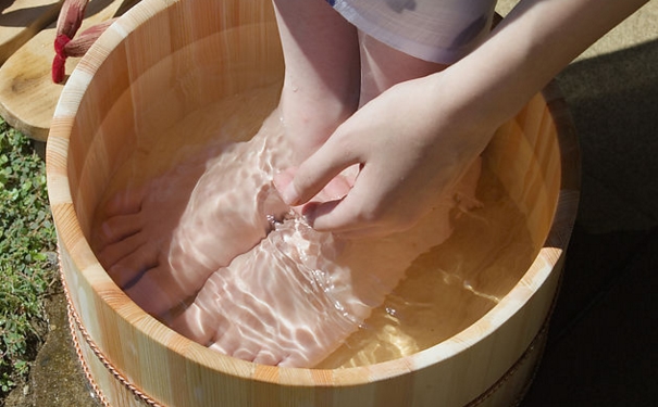 白醋泡脚的好处有哪些？白醋泡脚对身体有哪些益处？(1)