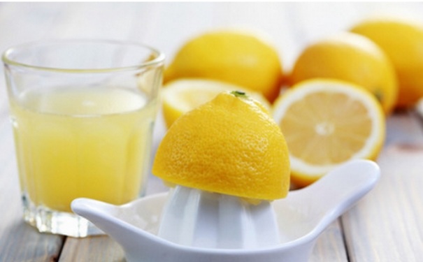 柠檬切开后可以保存多长时间？喝柠檬片泡水有什么好处