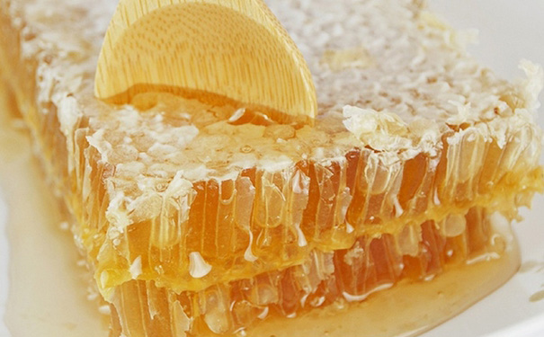 蜂巢蜜什么时候吃好？蜂巢蜜不同时期吃各有什么效果？[