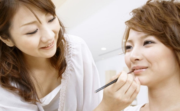 化了妆能用喷雾喷脸吗？化妆后可以用补水喷雾吗？(1)