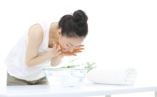 长粉刺用什么洗脸？封闭性粉刺用什么洗脸？(1)