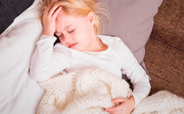 偏头痛是由哪些原因引发的？治疗偏头痛的中医偏方是什