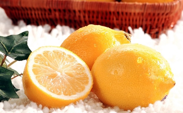 吃柠檬对身体有哪些功效？吃柠檬可以预防衰老吗？[图]