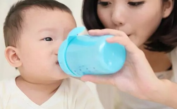 宝宝不喝水是怎么回事？宝宝不爱喝水的原因是什么？(1)