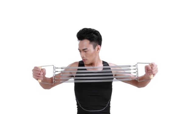 弹簧拉力器可以练胸肌吗？弹簧拉力器怎么练胸肌？(1)