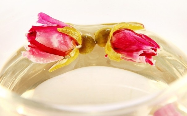 喝玫瑰花茶对身体有什么功效？喝茉莉花茶有什么效果？[